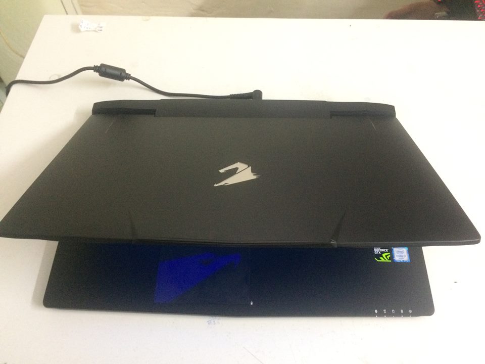 LAPTOP AORUS X7Y6 ..I7 6820HK..RAM 64G..SSD 512G...GTX 1080..Alienware 17 ..I7 4720HQ...8G..GTX 970. - 2