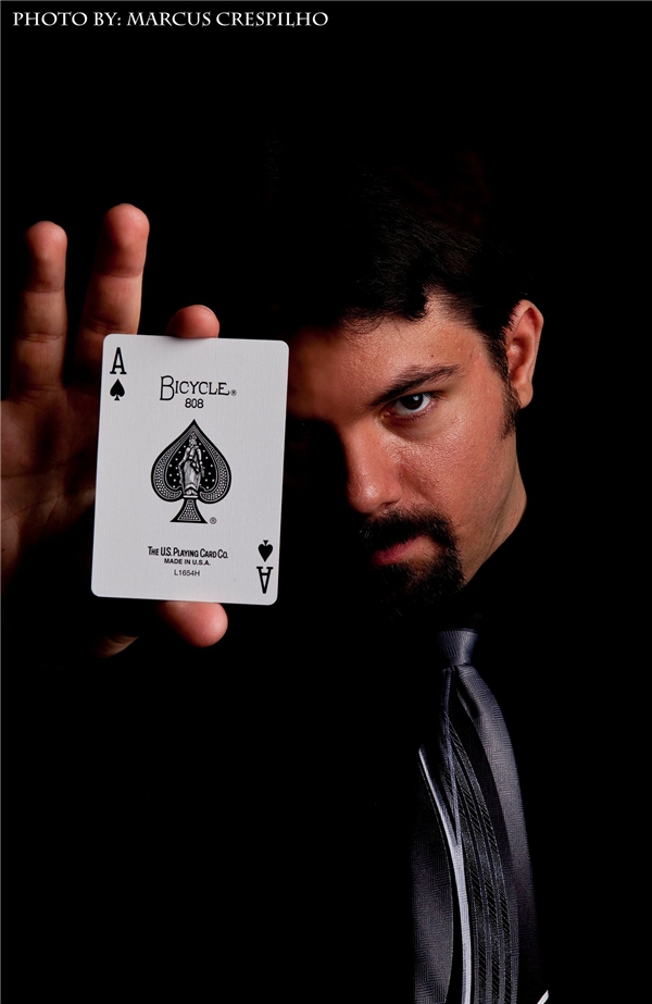 20160125-114222-tampa-card-magician_600x923.