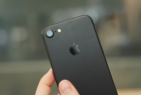 Từng là màu đắt nhất, iPhone 7 Jet Black sụt giá thảm hại, trở thành màu